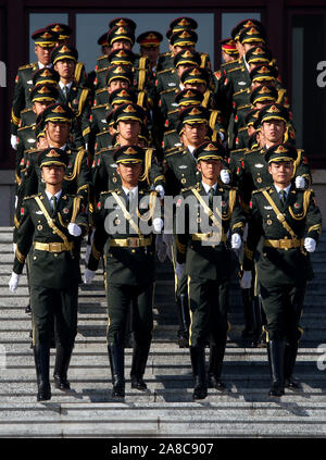 Pechino, Cina. 08 Nov, 2019. Soldati cinesi eseguire Militare Guardia d'onore dazi per una cerimonia di benvenuto presso la Grande Sala del Popolo di Pechino su Venerdì, 8 novembre 2019. Della Cina di spesa per la difesa salirà 7.5 percento a partire dal 2018, come è guardato da vicino in tutto il mondo alla ricerca di indizi e del paese militare strategica intenzioni. Foto di Stefano rasoio/UPI Credito: UPI/Alamy Live News Foto Stock