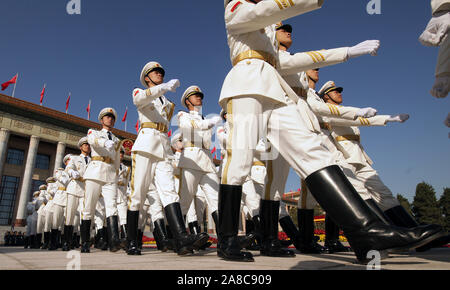 Pechino, Cina. 08 Nov, 2019. Soldati cinesi eseguire Militare Guardia d'onore dazi per una cerimonia di benvenuto presso la Grande Sala del Popolo di Pechino su Venerdì, 8 novembre 2019. Della Cina di spesa per la difesa salirà 7.5 percento a partire dal 2018, come è guardato da vicino in tutto il mondo alla ricerca di indizi e del paese militare strategica intenzioni. Foto di Stefano rasoio/UPI Credito: UPI/Alamy Live News Foto Stock