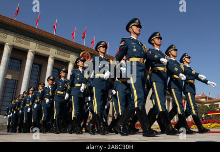 Pechino, Cina. 08 Nov, 2019. Soldati cinesi eseguire Militare Guardia d'onore dazi per una cerimonia di benvenuto presso la Grande Sala del Popolo di Pechino su Venerdì, 8 novembre 2019. Della Cina di spesa per la difesa salirà 7.5 percento a partire dal 2018, come è guardato da vicino in tutto il mondo alla ricerca di indizi e del paese militare strategica intenzioni. Foto di Stefano rasoio/UPI Credito: UPI/Alamy Live News Foto Stock