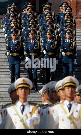 Pechino, Cina. 08 Nov, 2019. Soldati cinesi eseguire Militare Guardia d'onore dazi per una cerimonia di benvenuto presso la Grande Sala del Popolo di Pechino su Venerdì, 8 novembre 2019. Della Cina di spesa per la difesa salirà 7.5 percento a partire dal 2018, come è guardato da vicino in tutto il mondo alla ricerca di indizi e del paese militare strategica intenzioni. Foto di Stefano rasoio/UPI Credito: UPI/Alamy Live News Foto Stock