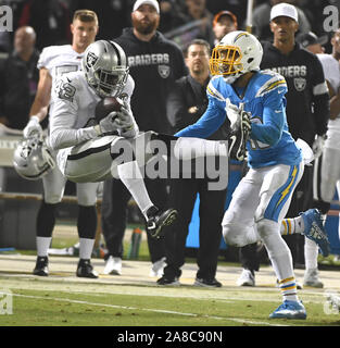 Oakland, Stati Uniti. 07 Nov, 2019. Oakland Raiders KarlJoseph di sicurezza (42) intercetta un pass da Los Angeles Chargers QB Philip Rivers destinato per caricabatterie wide receiver Keenan Allen (R) nell'ultimo minuto alla contea di Alameda Coliseum di Oakland, la California il giovedì, 7 novembre 2019. I raider hanno sconfitto i caricatori 26-24. Foto di Terry Schmitt/UPI Credito: UPI/Alamy Live News Foto Stock