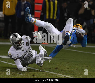 Oakland, Stati Uniti. 07 Nov, 2019. Los Angeles Chargers Keenan Allen è sconvolto da Oakland Raiders Tahir Whitehead (59) dopo un cantiere di otto passare da QB Philip fiumi nel terzo trimestre alla contea di Alameda Coliseum di Oakland, la California il giovedì, 7 novembre 2019. I raider hanno sconfitto i caricatori 26-24. Foto di Terry Schmitt/UPI Credito: UPI/Alamy Live News Foto Stock