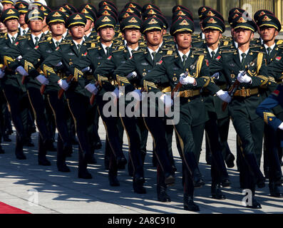 Pechino, Cina. 08 Nov, 2019. Soldati cinesi eseguire Militare Guardia d'onore dazi per una cerimonia di benvenuto presso la Grande Sala del Popolo di Pechino su Venerdì, 8 novembre 2019. Della Cina di spesa per la difesa salirà 7.5 percento a partire dal 2018, come è guardato da vicino in tutto il mondo alla ricerca di indizi e del paese militare strategica intenzioni. Foto di Stefano rasoio/UPI Credito: UPI/Alamy Live News Foto Stock