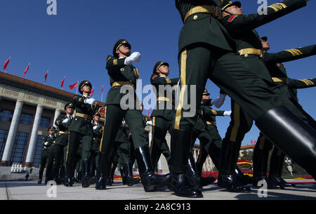 Pechino, Cina. 08 Nov, 2019. Soldati cinesi eseguire Militare Guardia d'onore dazi per una cerimonia di benvenuto presso la Grande Sala del Popolo di Pechino su Venerdì, 8 novembre 2019. Della Cina di spesa per la difesa salirà 7.5 percento a partire dal 2018, come è guardato da vicino in tutto il mondo alla ricerca di indizi e del paese militare strategica intenzioni. Foto di Stefano rasoio/UPI Credito: UPI/Alamy Live News Foto Stock