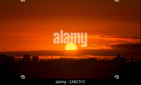 Glasgow, Scotland, Regno Unito 8 Novembre, 2019. Regno Unito Meteo:Red Sky è un avvertimento di pastori dal tramonto sull'estremità ovest della città all'alba. Gerard Ferry/ Alamy Live News Foto Stock