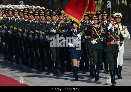 Pechino, Cina. 08 Nov, 2019. Soldati cinesi eseguire Militare Guardia d'onore dazi per una cerimonia di benvenuto presso la Grande Sala del Popolo di Pechino su Venerdì, 8 novembre 2019. Della Cina di spesa per la difesa salirà 7.5 percento a partire dal 2018, come è guardato da vicino in tutto il mondo alla ricerca di indizi e del paese militare strategica intenzioni. Foto di Stefano rasoio/UPI Credito: UPI/Alamy Live News Foto Stock