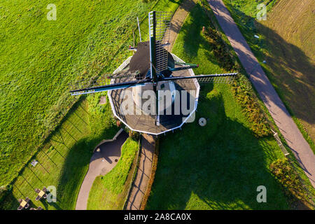 Aerial del vecchio mulino a vento da sopra Foto Stock