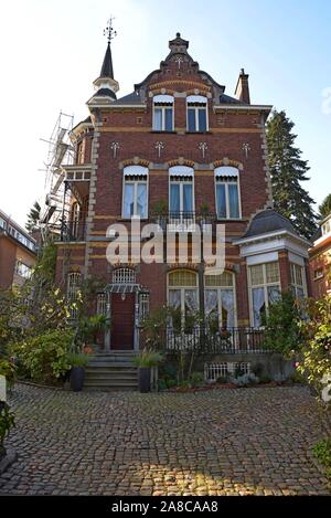 Un edificio ornato in Avenue de Tervueren Brussels alloggiante una chirurgia veterinari Foto Stock