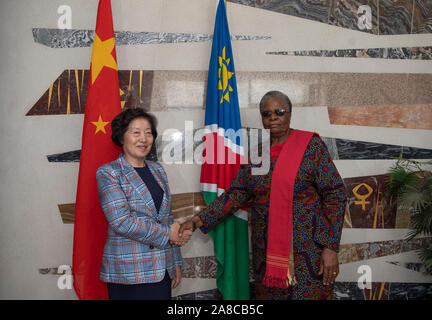 A Windhoek, Namibia. 7 Nov, 2019. Chinese Vice Premier Sun Chunlan (L) tiene colloqui con namibiana il Vice Primo Ministro e Ministro delle Relazioni Internazionali e della cooperazione Netumbo Nandi-Ndaitwah a Windhoek, Namibia, nov. 7, 2019. La Namibia e la Cina decidono di promuovere la cooperazione attraverso il Forum di cooperazione sino-africano (FOCAC) e la cinghia e iniziativa su strada (BRI) per promuovere lo sviluppo delle loro strategico globale e di partenariato di cooperazione, Sun Chunlan detto qui il giovedì. Credito: Chen Cheng/Xinhua/Alamy Live News Foto Stock