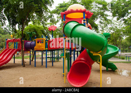 Colorata, grande parco giochi per bambini attrezzature Foto Stock