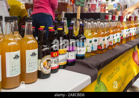 Birra artigianale, sidro e premuto succhi di mela in vendita presso lo stallo di frutteti di Hustwaite a Bolton Food Festival 2017. Foto Stock