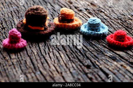 Gruppo di amigurumi craft carino per il decor, colorato piccolo cappello da cowboy da uncinetto Filati, prodotto a mano da attività di svago nel tempo libero Foto Stock