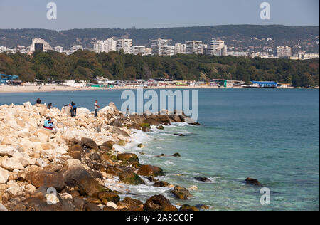 Varna, Bulgaria - 30 Settembre 2014: i pescatori sono su pietre frangiflutti in Varna porta in corrispondenza della giornata di sole Foto Stock