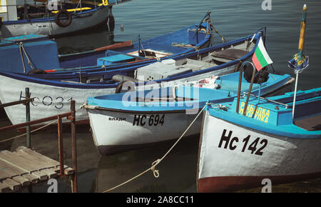 Nesebar, Bulgaria - 21 Luglio 2014: barche da pesca sono ormeggiate nel porto vecchio di Nesebar. Vintage foto stilizzata con tonalità fredde per effetto del filtro Foto Stock