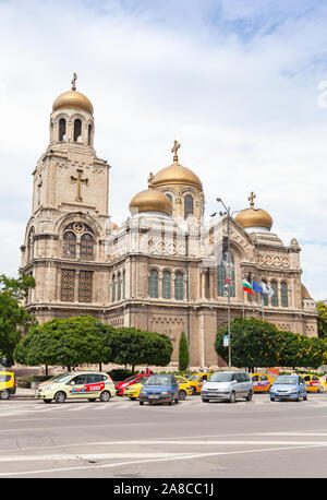 Varna, Bulgaria - Luglio 17, 2014: Dormizione della Madre di Dio cattedrale, Varna. Verticale di street view con macchine parcheggiate Foto Stock