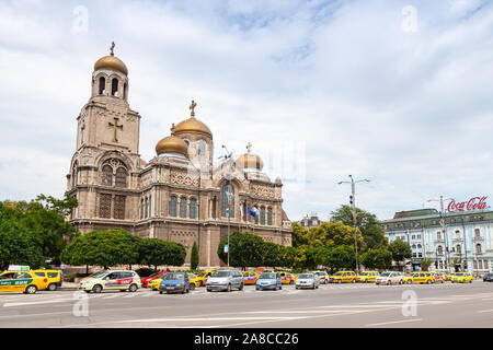 Varna, Bulgaria - Luglio 17, 2014: Dormizione della Madre di Dio cattedrale, Varna. Street View di automobili parcheggiate Foto Stock