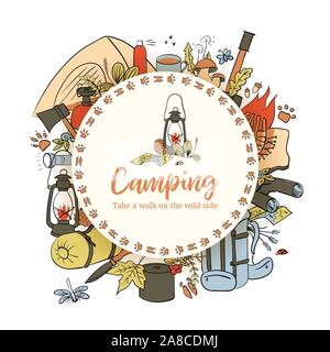 Camping badge rotondo con testo. modello. Fate una passeggiata sul lato selvaggio. Tracce degli animali. Escursionismo icone colorate stile di disegno impostato. Illustrazione Vettoriale