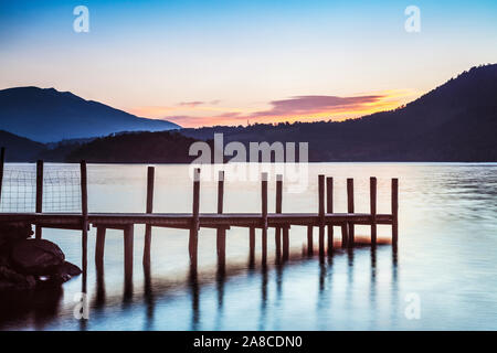 Alba sul Derwent Water da Brandelhow, Lake District, Cumbria, England, Regno Unito Foto Stock