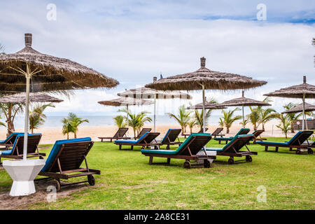 La spiaggia privata di un lussuoso complesso vacanze in Gambia, in Africa occidentale. Foto Stock