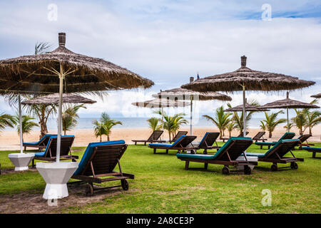 La spiaggia privata di un lussuoso complesso vacanze in Gambia, in Africa occidentale. Foto Stock