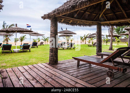 La spiaggia privata di un lussuoso complesso vacanze in Gambia, in Africa occidentale. Foto Stock