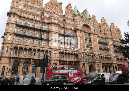 Il bus di fronte al capitale Londra precedentemente noto Hotel Russell, è un hotel a cinque stelle si trova su Russell Square Foto Stock