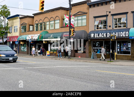 Strada e negozi su unità commerciale in Vancouver, British Columbia, Canada. La gente a passeggiare e a fare shopping su unità commerciale in Vancouver, BC. Foto Stock