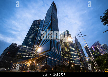 Drammatica vista dei grattacieli moderni in Singapore business district al calar della sera in Singapore, Sud-est asiatico Foto Stock