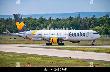 Francoforte, Hesse / Germania - 19 Maggio 2019aeroplano di Condor (Boeing 767-300 - D-ABUE) sulla pista di nord-ovest dell'aeroporto di Francoforte Foto Stock