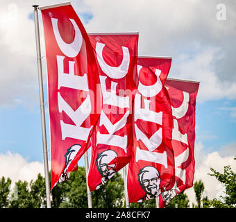 Kentucky Fried Chicken bandiere nella parte anteriore di un KFC ristorante Foto Stock