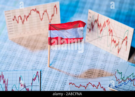 Bandiera austriaca con naturalmente le tabelle ed i grafici sullo sviluppo economico Foto Stock