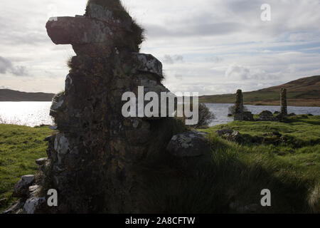 Eilean Mòr, luogo di incontro dei signori di Isles, in Loch Finlaggan, su Islay, Scozia, 17 ottobre 2019. Foto Stock