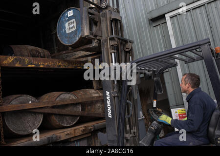 Lo scarico botti di Kilchoman single malt whisky nel magazzino, alla distilleria Kilchoman, fondata nel 2005 da Anthony Wills, Islay, Scozia, 16 ottobre 2019. Foto Stock