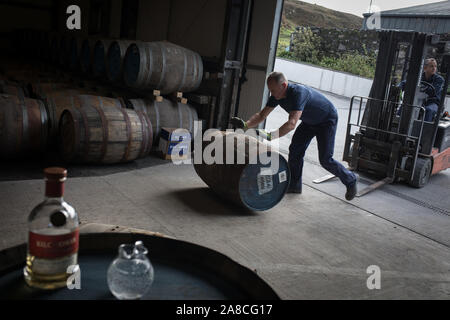 Lo scarico botti di Kilchoman single malt whisky nel magazzino, alla distilleria Kilchoman, fondata nel 2005 da Anthony Wills, Islay, Scozia, 16 ottobre 2019. Foto Stock