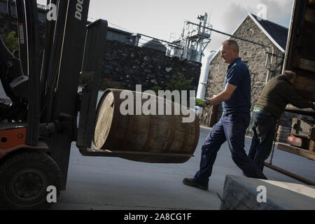 Lo scarico botti di Kilchoman single malt whisky nel magazzino, alla distilleria Kilchoman, fondata nel 2005 da Anthony Wills, Islay, Scozia, 16 ottobre 2019. Foto Stock