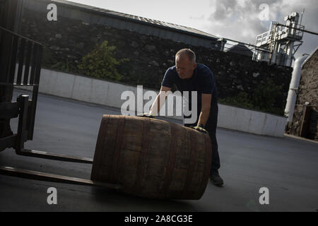 Lo scarico botti di Kilchoman single malt whisky nel magazzino, alla distilleria Kilchoman, fondata nel 2005 da Anthony Wills, Islay, Scozia, 16 ottobre 2019. Foto Stock