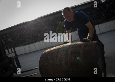 Lo scarico botti di Kilchoman single malt whisky nel magazzino, alla distilleria Kilchoman, fondata nel 2005 da Anthony Wills, Islay, Scozia, 16 ottobre 2019. Foto Stock