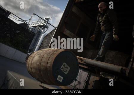 Lo scarico botti di Kilchoman single malt whisky nel magazzino, alla distilleria Kilchoman, fondata nel 2005 da Anthony Wills, Islay, Scozia, 16 ottobre 2019. Foto Stock