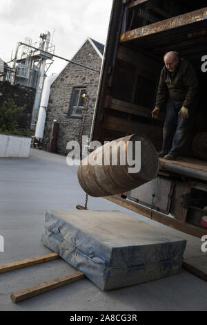 Lo scarico botti di Kilchoman single malt whisky nel magazzino, alla distilleria Kilchoman, fondata nel 2005 da Anthony Wills, Islay, Scozia, 16 ottobre 2019. Foto Stock