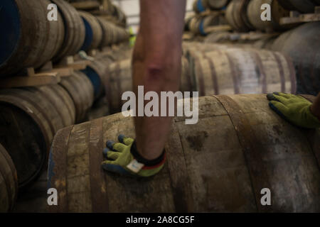 Lo scarico botti di Kilchoman single malt whisky nel magazzino, alla distilleria Kilchoman, fondata nel 2005 da Anthony Wills, Islay, Scozia, 16 ottobre 2019. Foto Stock