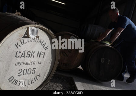 Lo scarico botti di Kilchoman single malt whisky nel magazzino, alla distilleria Kilchoman, fondata nel 2005 da Anthony Wills, Islay, Scozia, 16 ottobre 2019. Foto Stock