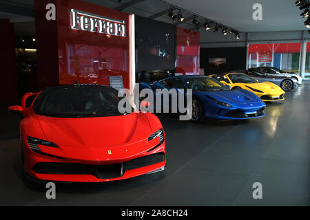 Sul circuito del Mugello, 25 Ottobre 2019: dettaglio della Ferrari SF90 stradale sullo schermo durante le Finali Mondiali Ferrari 2019 al circuito del Mugello in Italia. Foto Stock