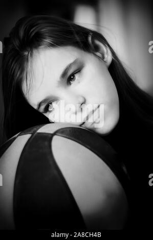 Close up della ragazza adolescente con basket guardando pensieroso.in bianco e nero.concetto teenage ansia. Foto Stock