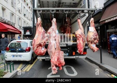 Carcasse di animali appesi al retro del camion parigi francia Foto Stock