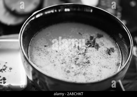 deliziosa zuppa rumena tradizionale con verdure fresche, manzo e pane fatto in casa Foto Stock