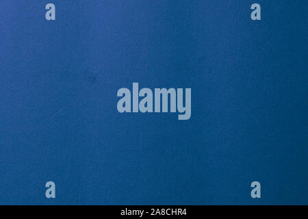 Il colore blu classico carta. Pulire la carta blu texture con semplice superficie. Foto ad alta risoluzione. Vuoto profondo blu sfondi di carta. Foto Stock