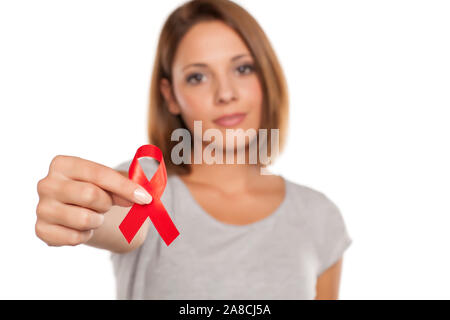 Attraente giovane donna holding AIDS ribbon Foto Stock