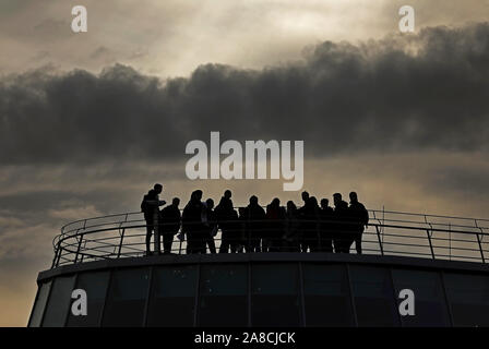 Colonia, Germania. 08 Nov, 2019. Ai visitatori di un museo sono in piedi sotto le nuvole sul tetto dell'edificio. Credito: Oliver Berg/dpa/Alamy Live News Foto Stock