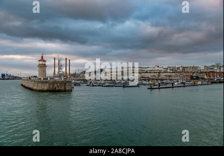 In tarda serata a Ramsgate porto. Con la pesca barche e yacht, barche e le barche di velocità. Profondo blu del cielo e le riflessioni sul mare. Foto Stock