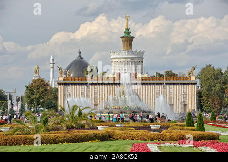 Presso il parterre di fiori del Fiore di Pietra Fontana in VDNKh Foto Stock